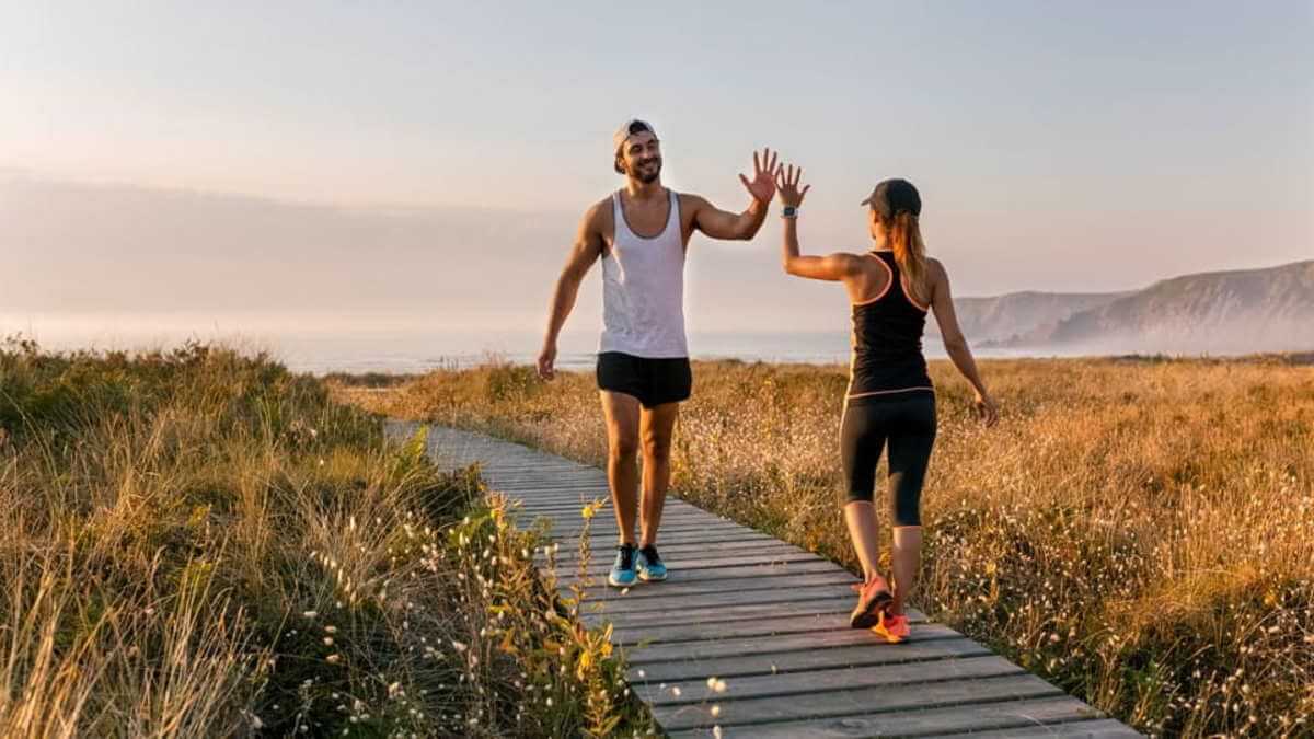 利于社交 跑步不一定是一项独自进行的运动,团队慢跑或接力赛等方式